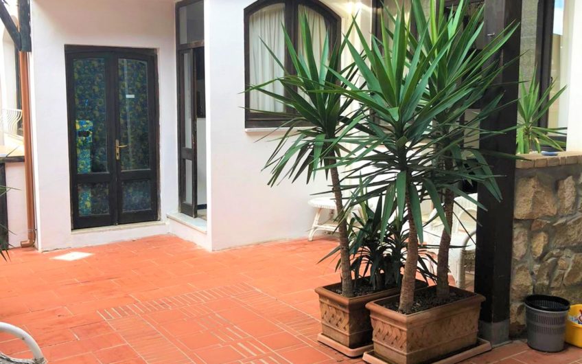 Villasimius centro – stabile ristrutturato con sette bivani
