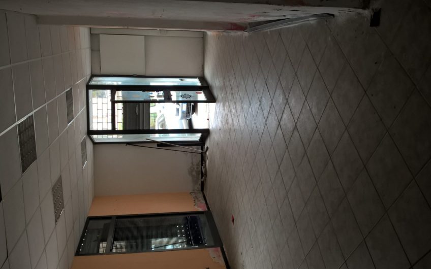 CAGLIARI – via Farina – locale commerciale