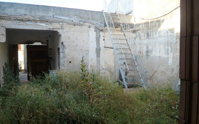 Pirri indipendente da ristrutturare o area edificabile