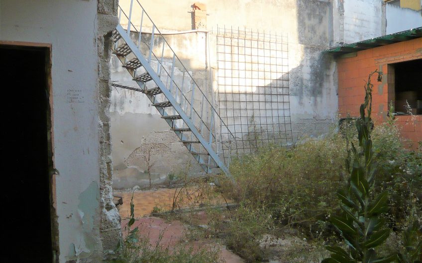 Pirri indipendente da ristrutturare o area edificabile