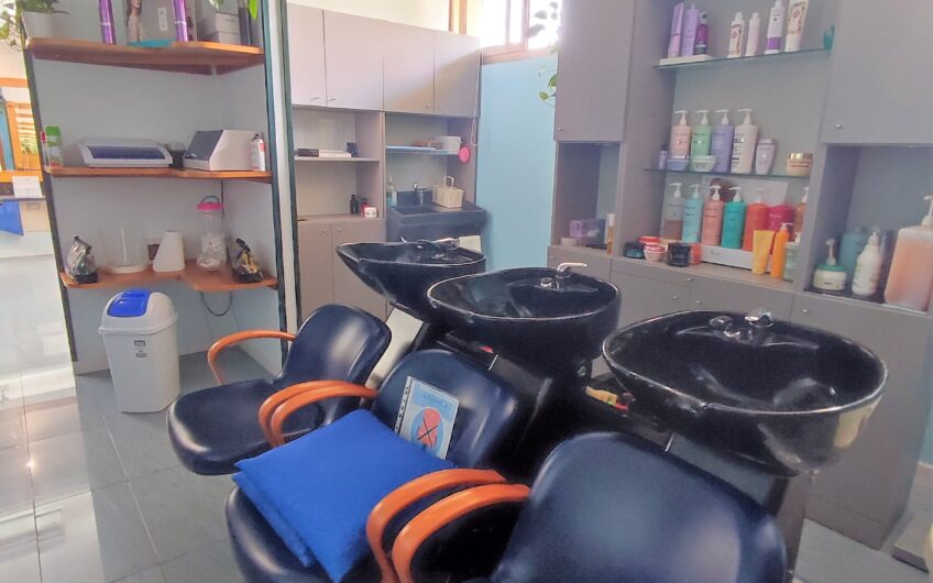 Zona Bonaria, storica attività a di acconciature unisex
